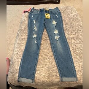 NWT Women’s Size 11 Distressed Jeans